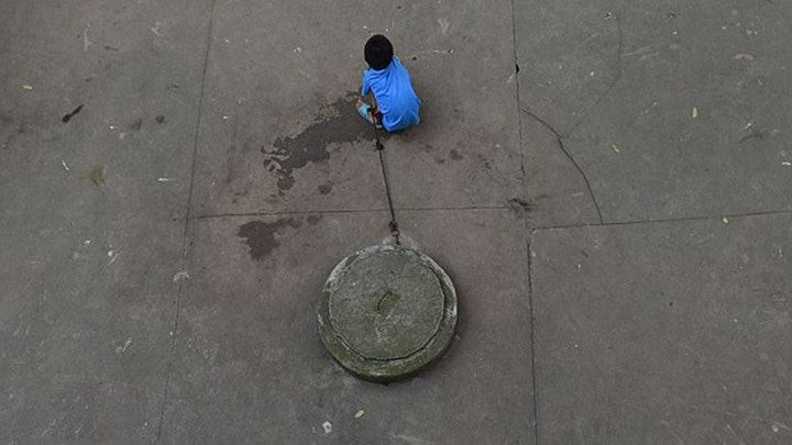 Η απόλυτη φρίκη! 17χρονος ζει δεμένος σε πηγάδι επειδή πάσχει από εγκεφαλική νόσο (εικόνες)